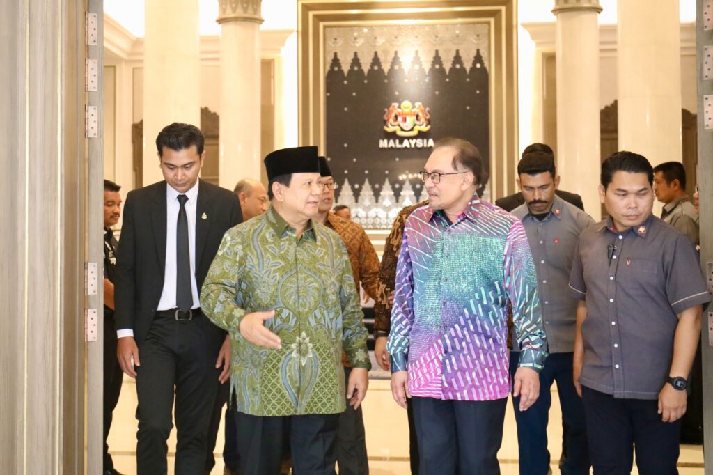 Two Old Friends Reconnect: Anwar Ibrahim Invited by Prabowo Subianto to Attend His Inauguration