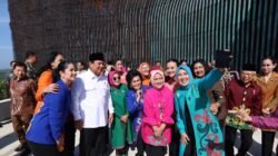 Enjoyable Moment: Prabowo Subianto Snaps a Selfie with Iriana and Mothers at IKN