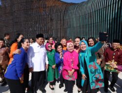 Enjoyable Moment: Prabowo Subianto Snaps a Selfie with Iriana and Mothers at IKN