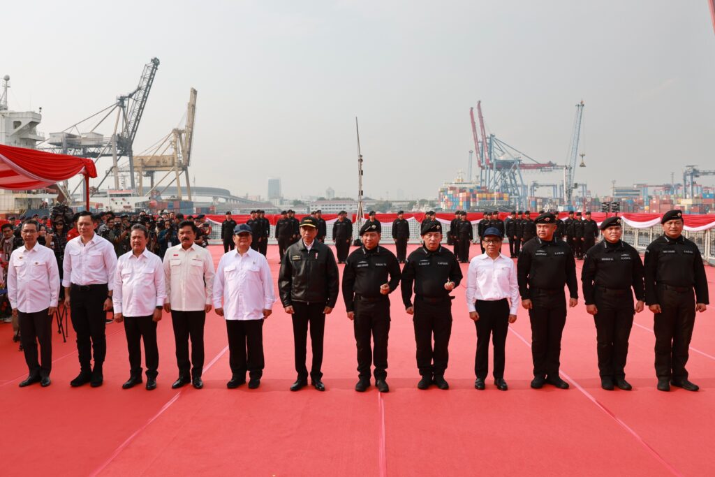 Pesan Dari Kapal Perang yang Dijumpai oleh Jokowi dan Prabowo