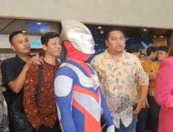 Anggota DPR Fraksi Golkar Hadiri Pelantikan Mengenakan Kostum Ultraman
