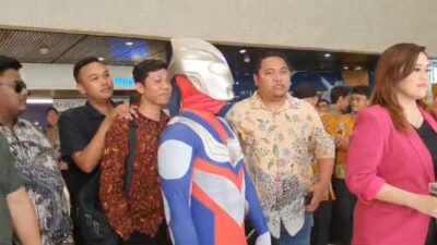 Anggota DPR Fraksi Golkar Hadiri Pelantikan Mengenakan Kostum Ultraman