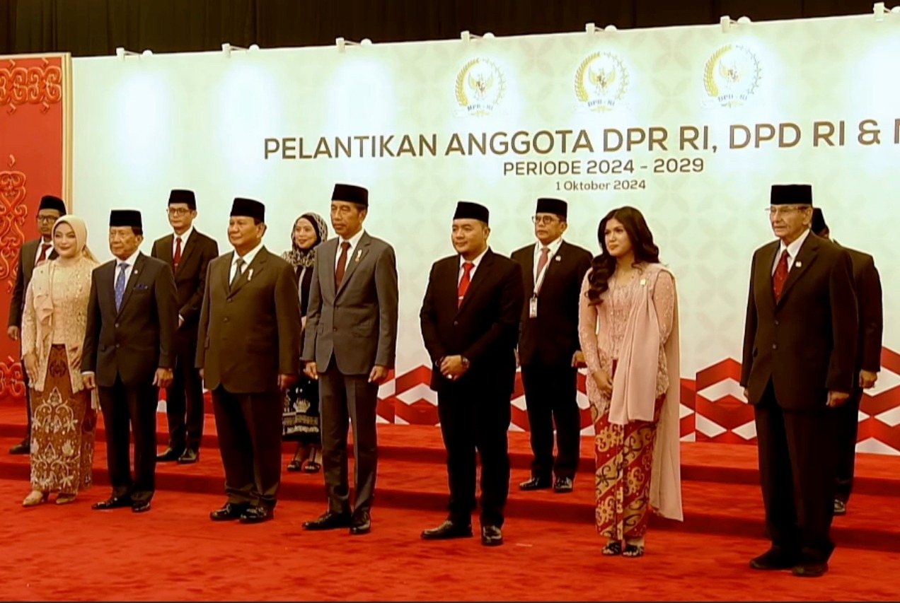 Prabowo Subianto and Jokowi Together Ride in Presidential Car to the Inauguration of Elected Parliament Members in RI