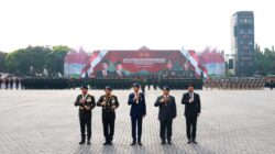 Jokowi dan Prabowo Subianto Naik Bersama di Jeep Pindad untuk Memeriksa Pasukan pada Upacara Keamanan Pelantikan Presiden