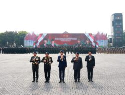 Jokowi dan Prabowo Subianto Naik Bersama di Jeep Pindad untuk Memeriksa Pasukan pada Upacara Keamanan Pelantikan Presiden