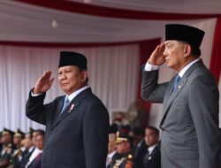 Prabowo Subianto and Defense Minister Sjafrie Received Enthusiastic Welcome from Crowds Riding Maung After Handover Ceremony