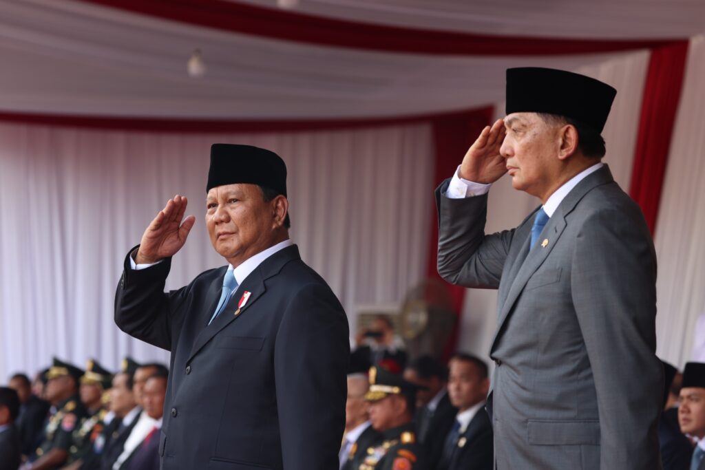 Prabowo Subianto and Defense Minister Sjafrie Received Enthusiastic Welcome from Crowds Riding Maung After Handover Ceremony