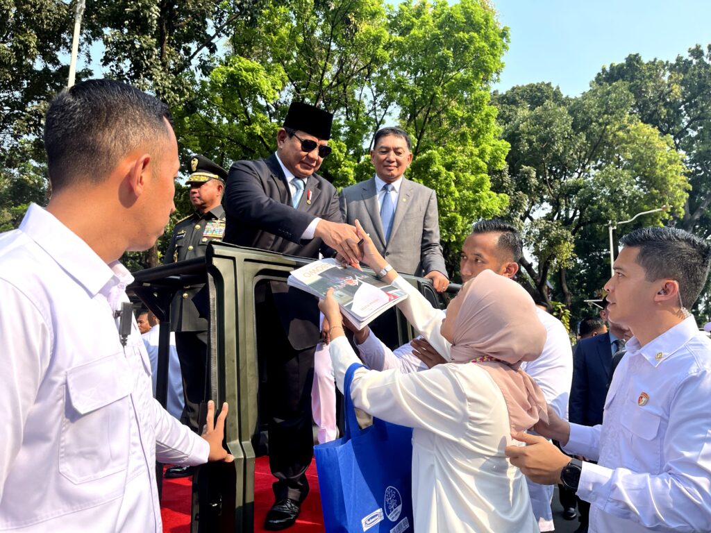 Citizens Overwhelmed with Joy and Gratitude as They Meet Prabowo Subianto: “I Finally Received His Autograph”