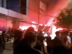 “Kebakaran Glodok Plaza: 120 Personel dan Bronto Skylift Dikerahkan”