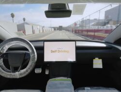 Tesla: Otomatisasi Pengemudi dari Pabrik ke Charging Area