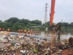 Risiko Banjir Jakarta: Pengangkutan 2.000 Ton Sampah