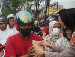 Polantas Aceh Bagi Takjil: Mempererat Hubungan dengan Masyarakat