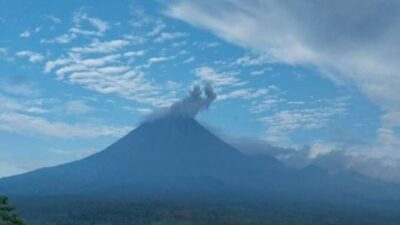 Semeru Erupsi Senin: Semburan Abu Vulkanik ke Arah Tenggara dan Selatan