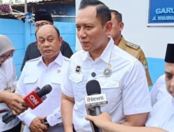 Menko AHY Serahkan 140 Sertipikat Tanah kepada Warga Kampung Kelahiran SBY