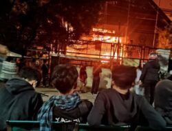 Kantor DPRD Sulsel Dibakar Pendemo: Pagar Jebol, Aparat Menghilang