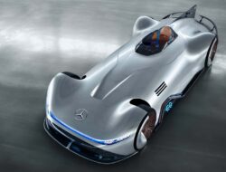 Menyaksikan Kehebatan Mercedes Silver Arrow 750 HP